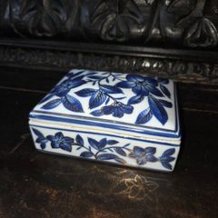 Vintage Chinese Porcelain Trinket Box with Gold Gilt Detail