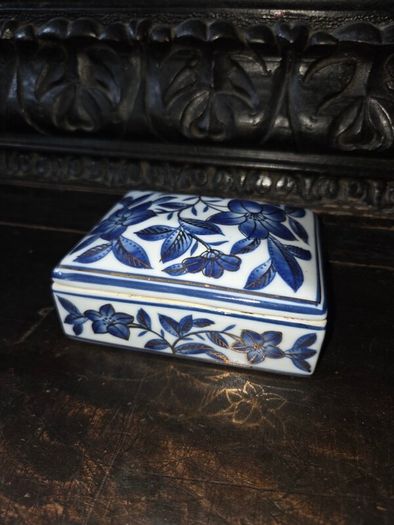 Vintage Chinese Porcelain Trinket Box with Gold Gilt Detail