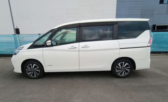 Nissan Serena 8 Seater 2L S-Hybrid Low Milage Excellent Condition Priced to Sell