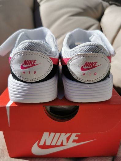 Girl's NIKE runners NEW size UK 8.5