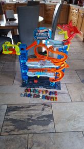 hot weels ultimate garage and cars
