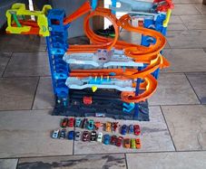 hot weels ultimate garage and cars