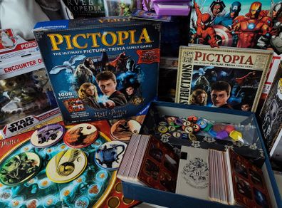 Pictopia ! Harry Potter Edition ! The Ultimate Picture-Trivia Family Game ! Includes Fantastic Books ! by Ravensburger !