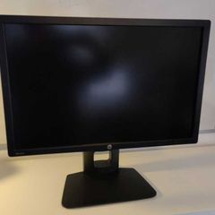 3 HP Z24i 24inch IPS Monitors and HP Thunderbolt Dock G2 Full Desk Setup