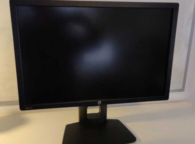 3 HP Z24i 24inch IPS Monitors and HP Thunderbolt Dock G2 Full Desk Setup