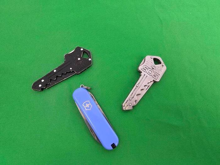 SOG Keychain Tools Victorinox Classic sd Swiss Army Knife Bundle