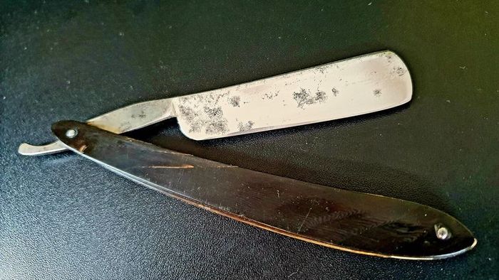 Vintage antique French Straight Razor L'Indegotable - Shave Ready
