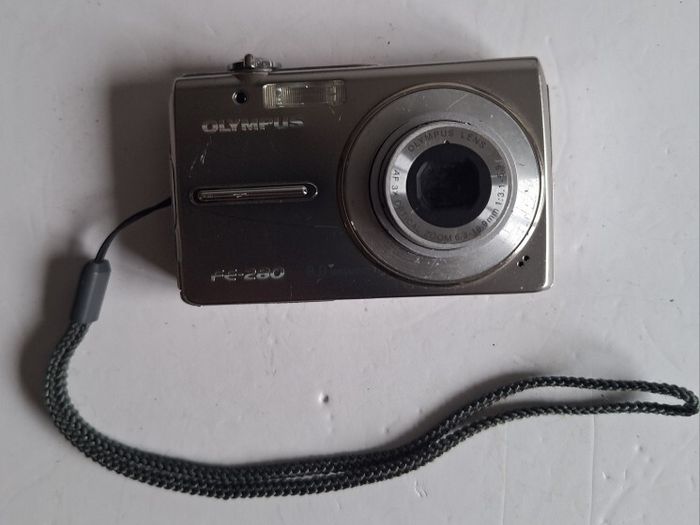 Olympus FE-230 8 megapixel digital camera