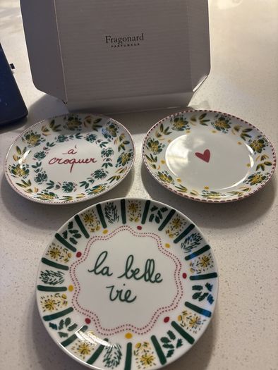 Fragonard Parfumeur Made in France Brand New Boxed set of small plates ( 3 ) 15 cm diameter