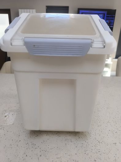 Pet food storage bin