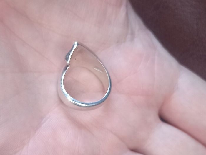 Vintage jewelry is sold individually for 5 to 10 euros