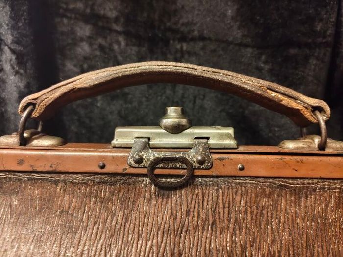 antique Gladstone doctors bag