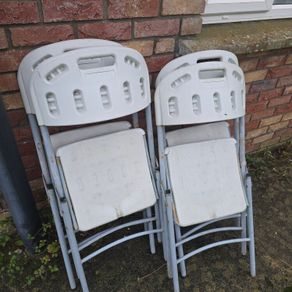 4x plastic chairs