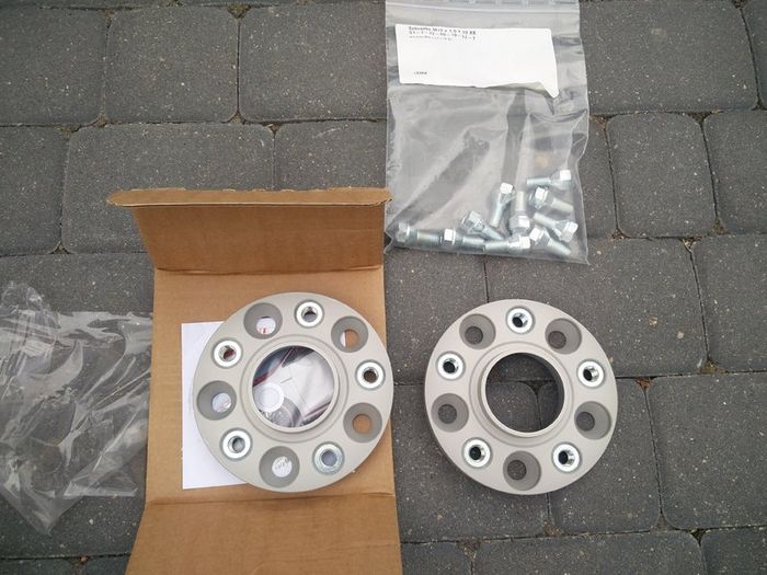 H&R 5x114.3 Wheel Spacers 42mm (21mm per side)