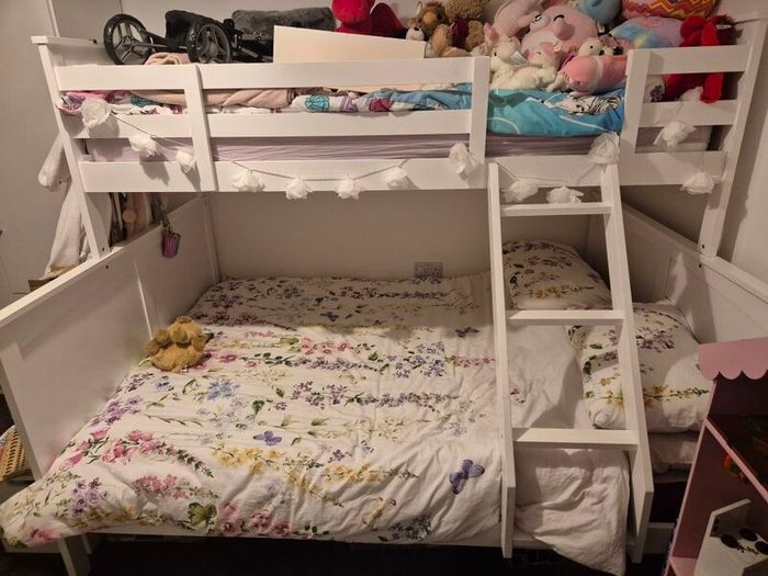 double and single bunkbed with both mattresses. No toys included