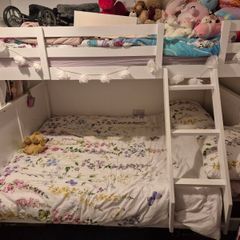 double and single bunkbed with both mattresses. No toys included