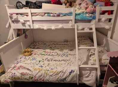 double and single bunkbed with both mattresses. No toys included
