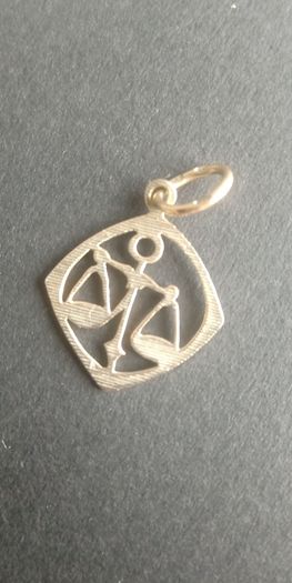 375 9ct gold zodiac Libra pendant