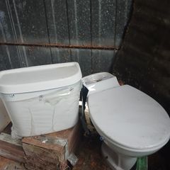 Toilet and cistern