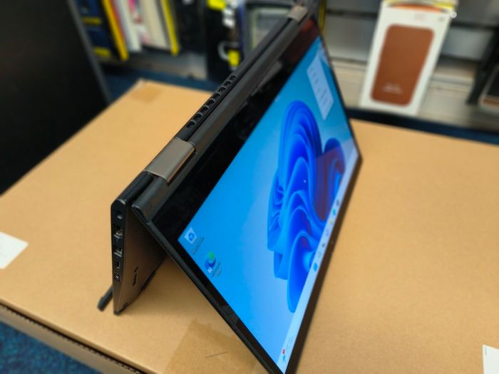 2in1 Lenovo ThinkPad X13 Yoga Gen1, Intel i5-10210U 8GB RAM 256GB SSD Windows 11 Pro 13" Convertible/ Touch Screen