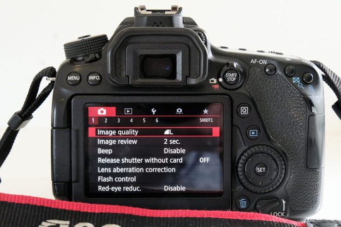 Canon EOS 80D + Sigma 18-250mm + 2 Batteries + 32GB Starter Kit