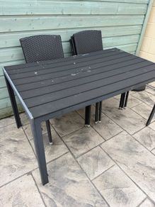 garden table and chairs