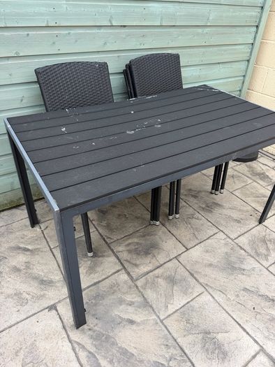 garden table and chairs