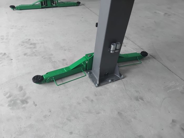 Brand new Clear Floor 2 Post 4 Ton Lift