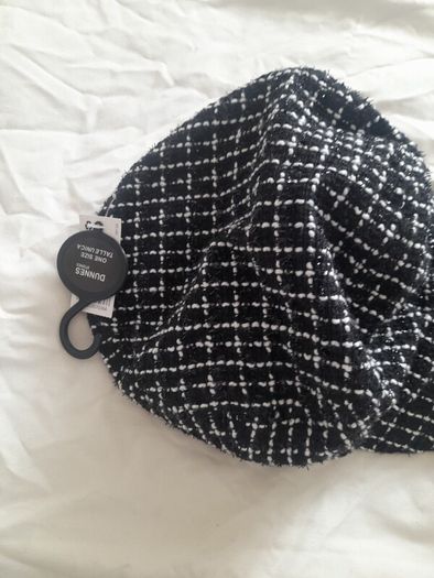 New  with tags ladies / teens checkerd cap