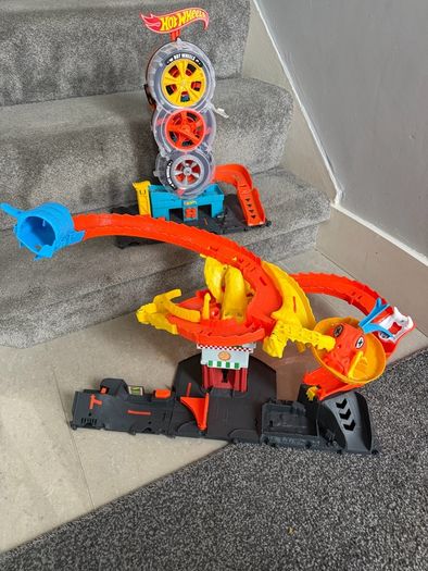 Hot Wheels City pizza slam cobra attack & Super City Twist Tyre Shop