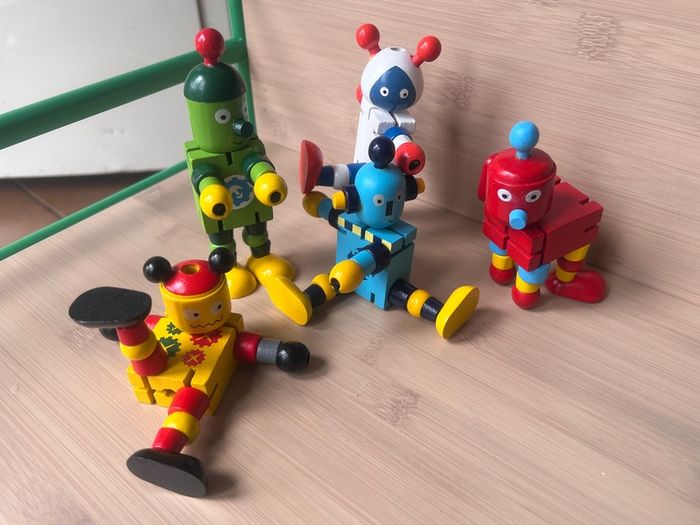Silly wooden Robots