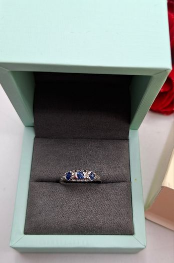 18ct white gold blue sapphire and diamond ring size R