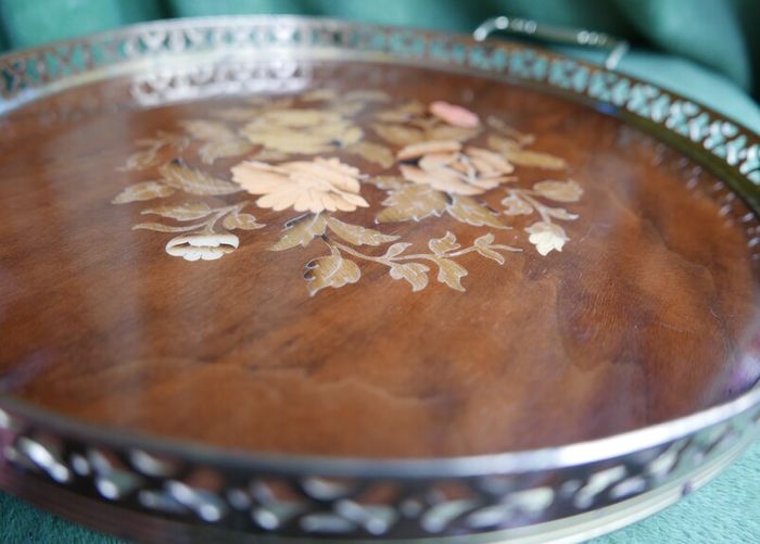 Vintage Beautiful Italian round Sorrento serving tray with burl wood inlay in a brass frame for serving trolleys/tea carts.