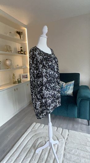 Ladies Black & White Short Sleeved Top from Kaffa Curve Size: UK 20 / EU 48