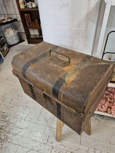 Small Antique Tin steamer trunk