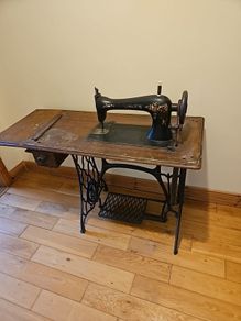 antiquue Singer foot sewing machine