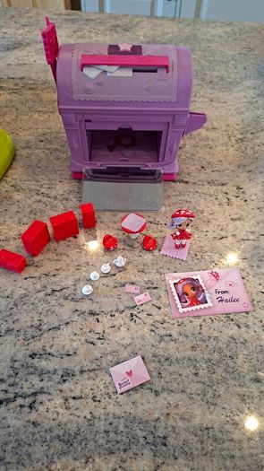 Vivid  Secret Findees Magic Mailbox - Red