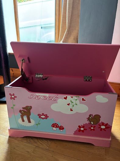 Toy storage box