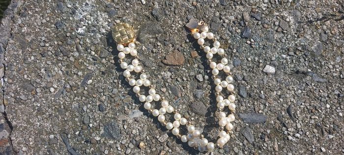 Vintage jewelry is sold individually for 5 to 10 euros