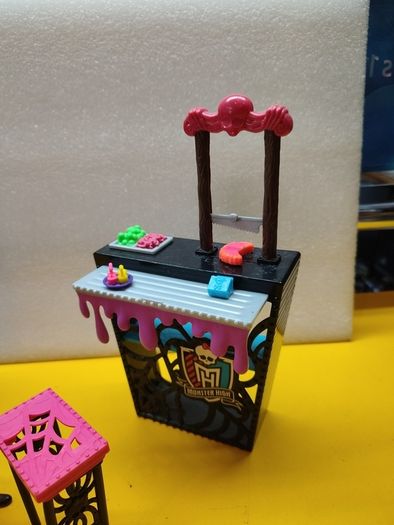 Monster High Beast Bites Cafe Creepateria playset