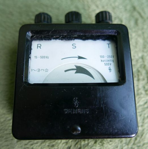 Vintage Siemens & Halske Drehfeld-Richtungsanzeiger, which is a German three-phase rotary field indicator