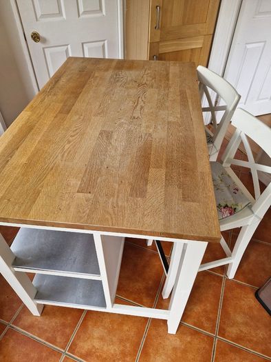 Breakfast bar table with 2 stools
