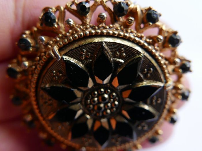 Antique Beautiful Florenza Goldtone Gilt Jet Art Brooch Pin