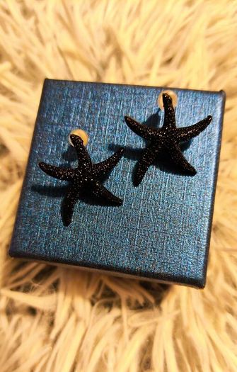 Small Shiny Earrings with Black Starfish Motif Elegant Minimal Style