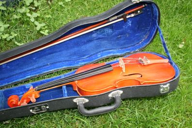 Stentor  1/2 Size,  Violin with Wood Bow, Hard Case, 1/2 Size)