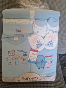 BNWT Juniors 8-Piece Baby Boy Gift Set (Blanket & Clothes)