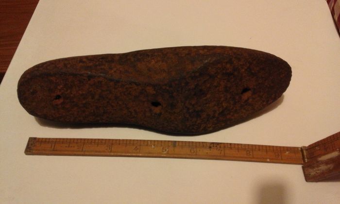 Cast iron shoo