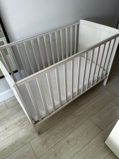 baby cot with mattress