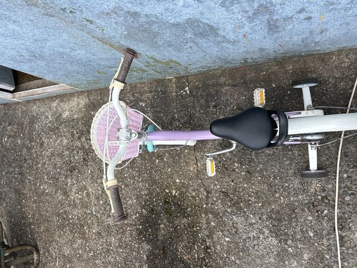 girls bike small child with stabilisers