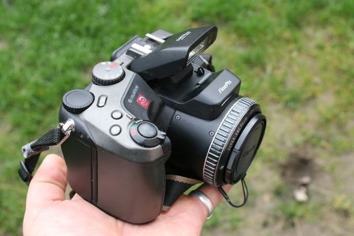 Fujifilm Finepix S602 Zoom 3.1MP Point & Shoot Digital Camera 6x Optical Zoom